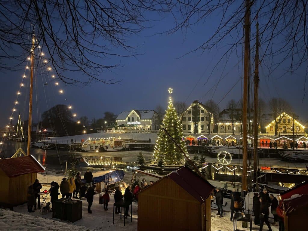 Wintermarkt und Schwimmender Weihnachtsbaum in Carolinensiel 